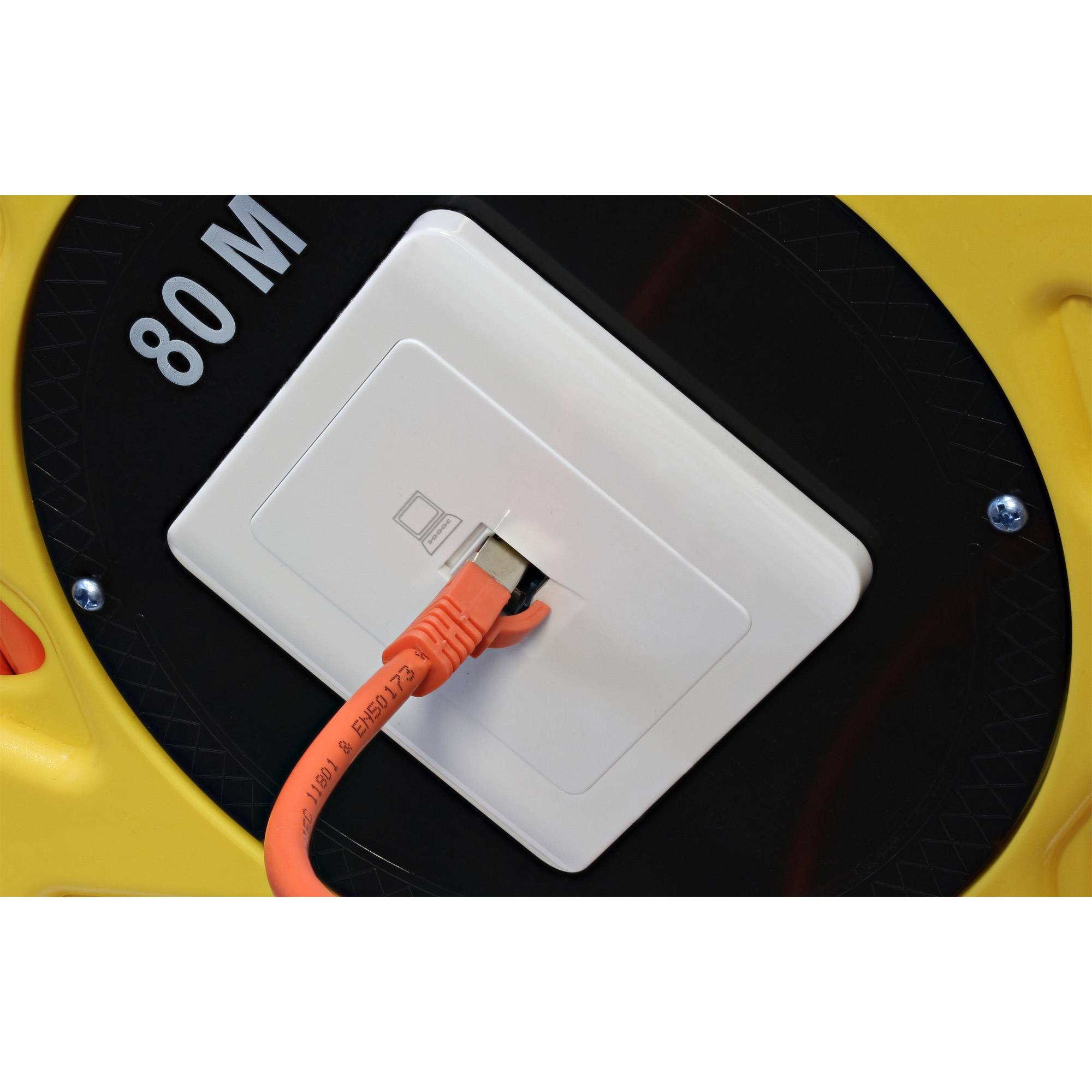 Ethernet-Kabel in eine weiße Wandnetzwerkdose mit der Bezeichnung „80 M