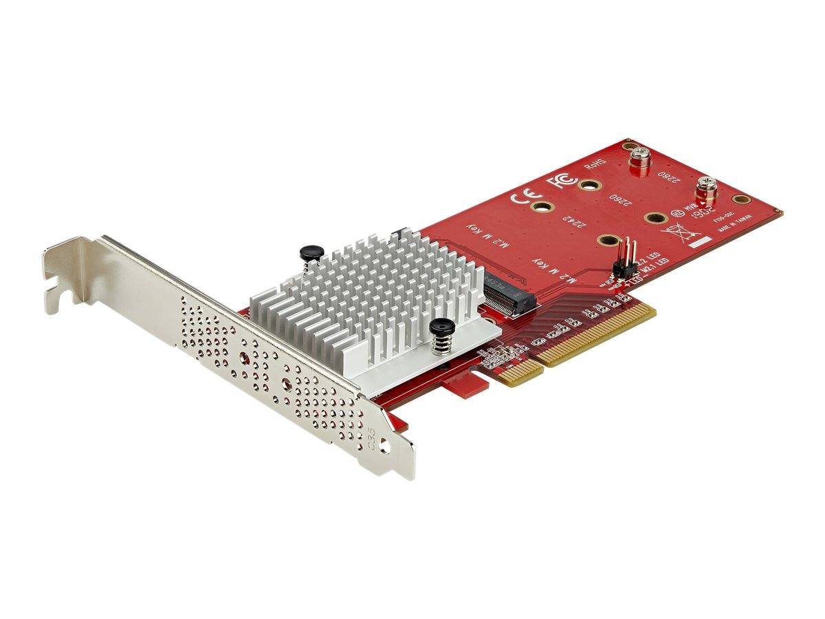 PCIe-Erweiterungskarte mit Metallhalterung und silbernem Kühlkörper auf einer roten Leiterplatte, isoliert vor weißem Hintergrund dargestellt