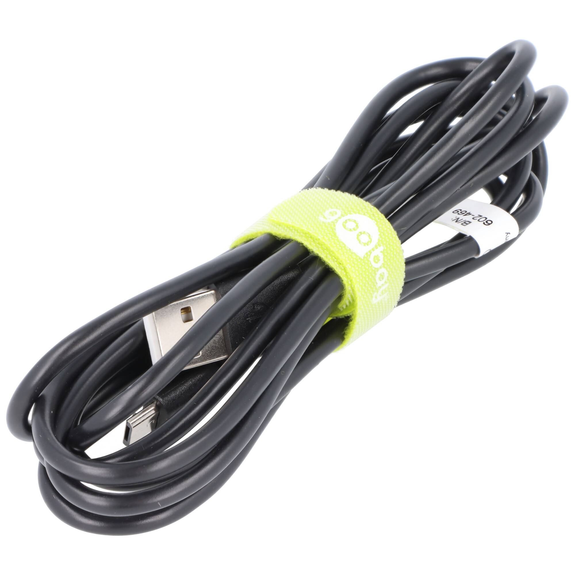 Aufgerolltes schwarzes USB-Ladekabel mit leuchtend gelbem Verschlussriemen auf weißem Hintergrund.