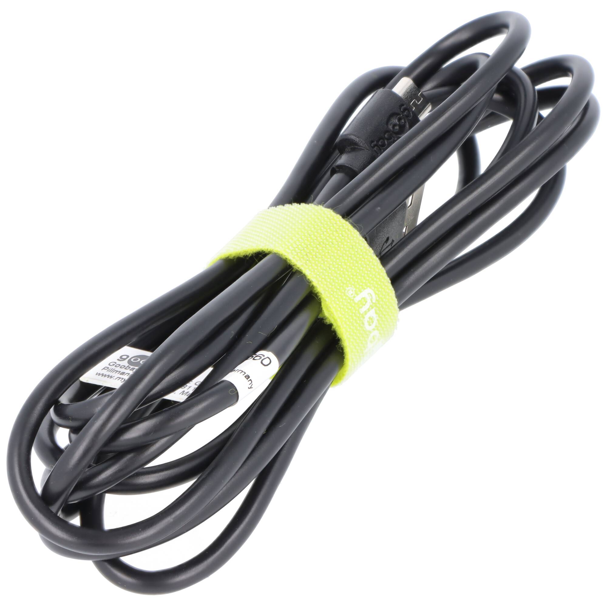 Aufgerolltes schwarzes USB-Kabel, das mit einem neongrünen Riemen auf weißem Hintergrund gesichert ist.