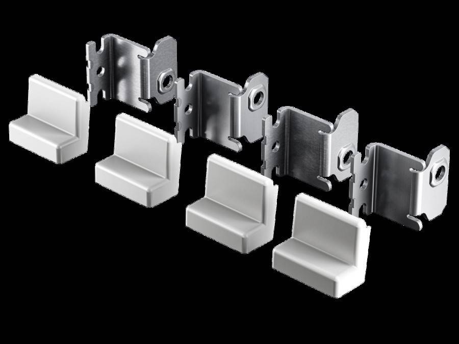 Metall- und Kunststoffverbinder, in einer Reihe auf einem schwarzen Hintergrund ausgerichtet, zeigen Form und Design von Verbindungskomponenten.