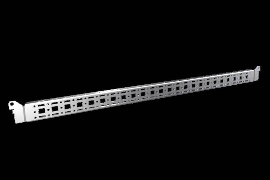 Ein langer, silberner Metallträger mit gleichmäßig verteilten quadratischen Löchern, diagonal auf einem schwarzen Hintergrund angeordnet.