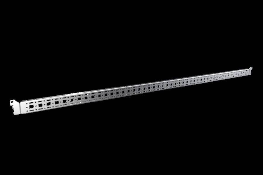 Ein langer, metallischer Träger mit rechteckigen Löchern entlang seiner Länge, vor einem schlichten schwarzen Hintergrund.