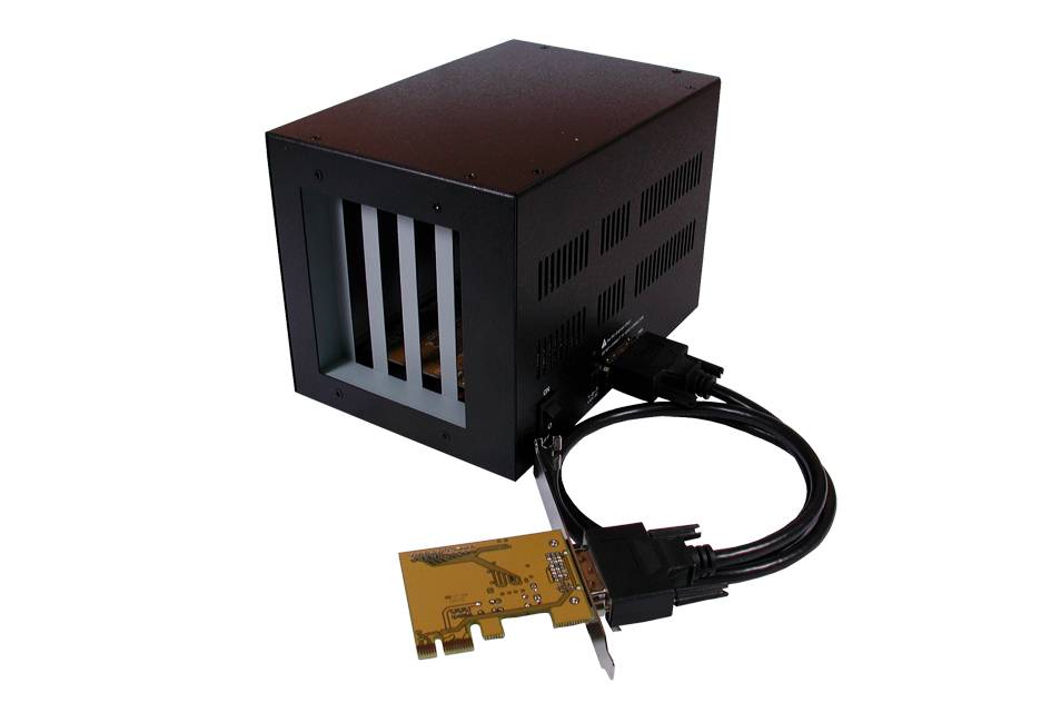 Externes elektronisches Gehäuse mit einer über ein Kabel angeschlossenen PCIe-Erweiterungskarte auf weißem Hintergrund.