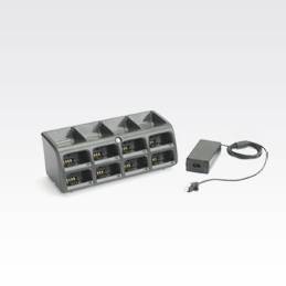 Batterieladegerät mit acht Steckplätzen und einem Netzteil auf weißem Hintergrund