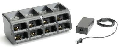 Acht-Schacht-Ladegerät-Dock mit einem Stromadapter und Kabel, dargestellt neben der Ladestation für wiederaufladbare Batterien.