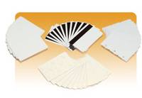 Drei Farbmuster-Fächer mit Farbmustern, darunter Weiß-, Beige- und Schwarz-Weiß-Muster, auf einem orangefarbenen Farbverlaufshintergrund angezeigt.
