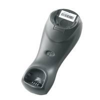 Ein schwarzer tragbarer Barcode-Scanner mit sichtbarem Barcode-Etikett im oberen Fenster, gezeigt auf einfachem weißem Hintergrund.