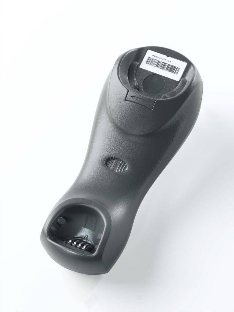 Tragbarer Barcode-Scanner auf weißem Hintergrund dargestellt, mit Scannerfenster an einem Ende und einer Barcode-Etikette oben.