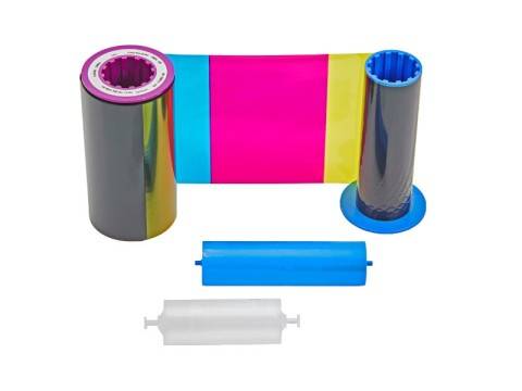 Bunte Druckerband-Patronen und Rollen in Magenta, Cyan, Gelb, Schwarz und Weiß, auf weißem Hintergrund dargestellt.
