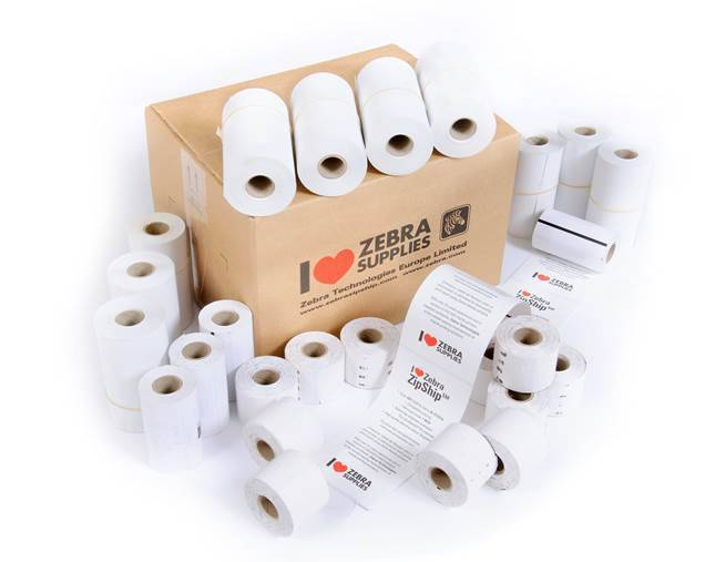 Verschiedene Thermopapierrollen für Quittungen und bedruckte Etiketten mit einem Karton mit der Aufschrift „Zebra Supplies