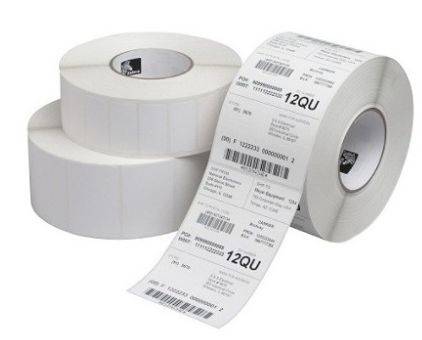 Eine Rolle weißer selbstklebender Etikettenrohlinge mit bedruckten Barcode-Versandetiketten, wobei ein Etikettenstück abgerollt dargestellt ist.