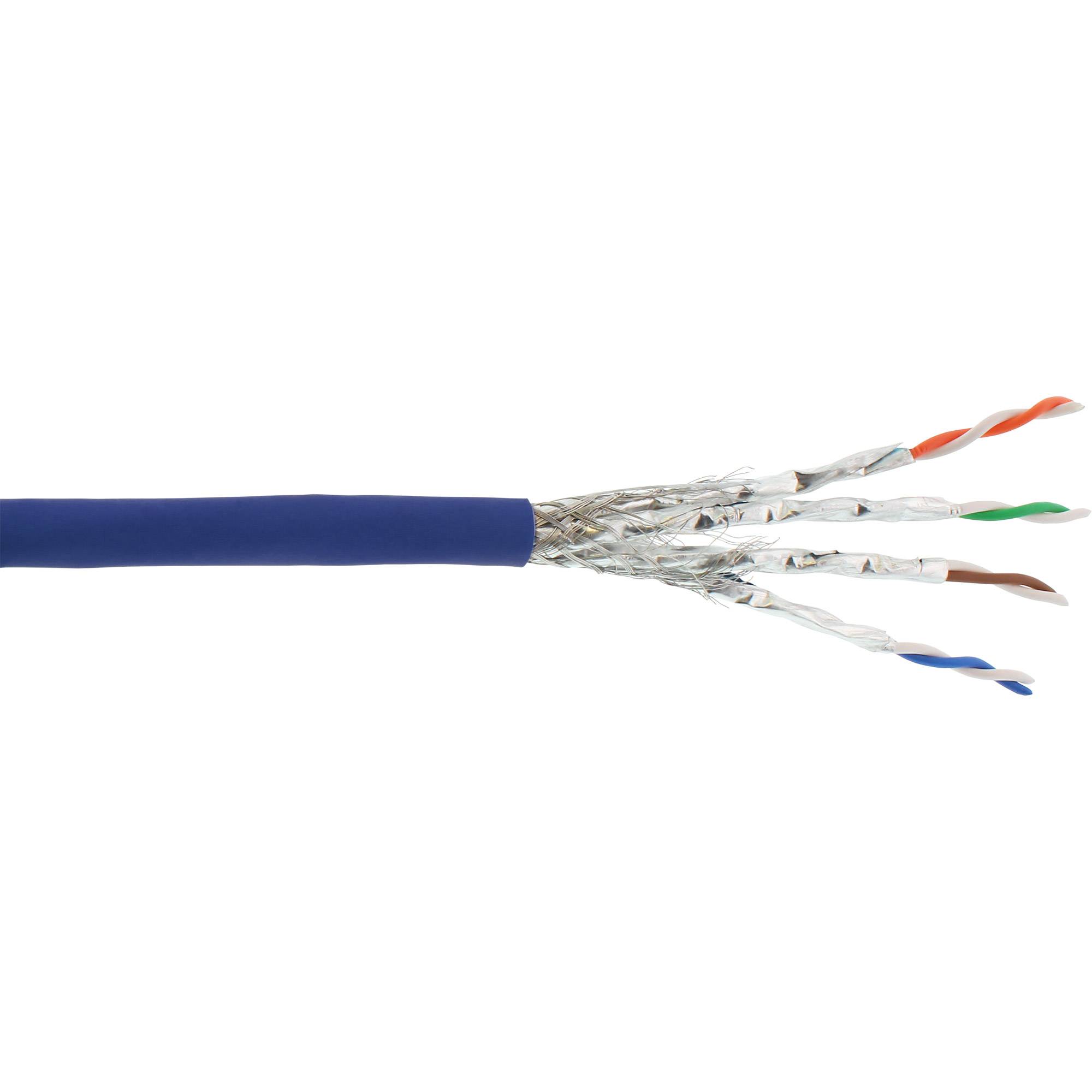 Nahaufnahme eines Ethernet-Kabels mit abgezogener blauer Außenschicht, die verdrehte Kupferdrähte Paare freilegt.