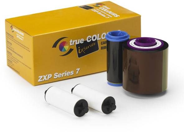 Zwei Druckerband-Patronen mit einer gelben "true colors""-Box und zwei weißen Spulenrollen auf weißem Hintergrund.