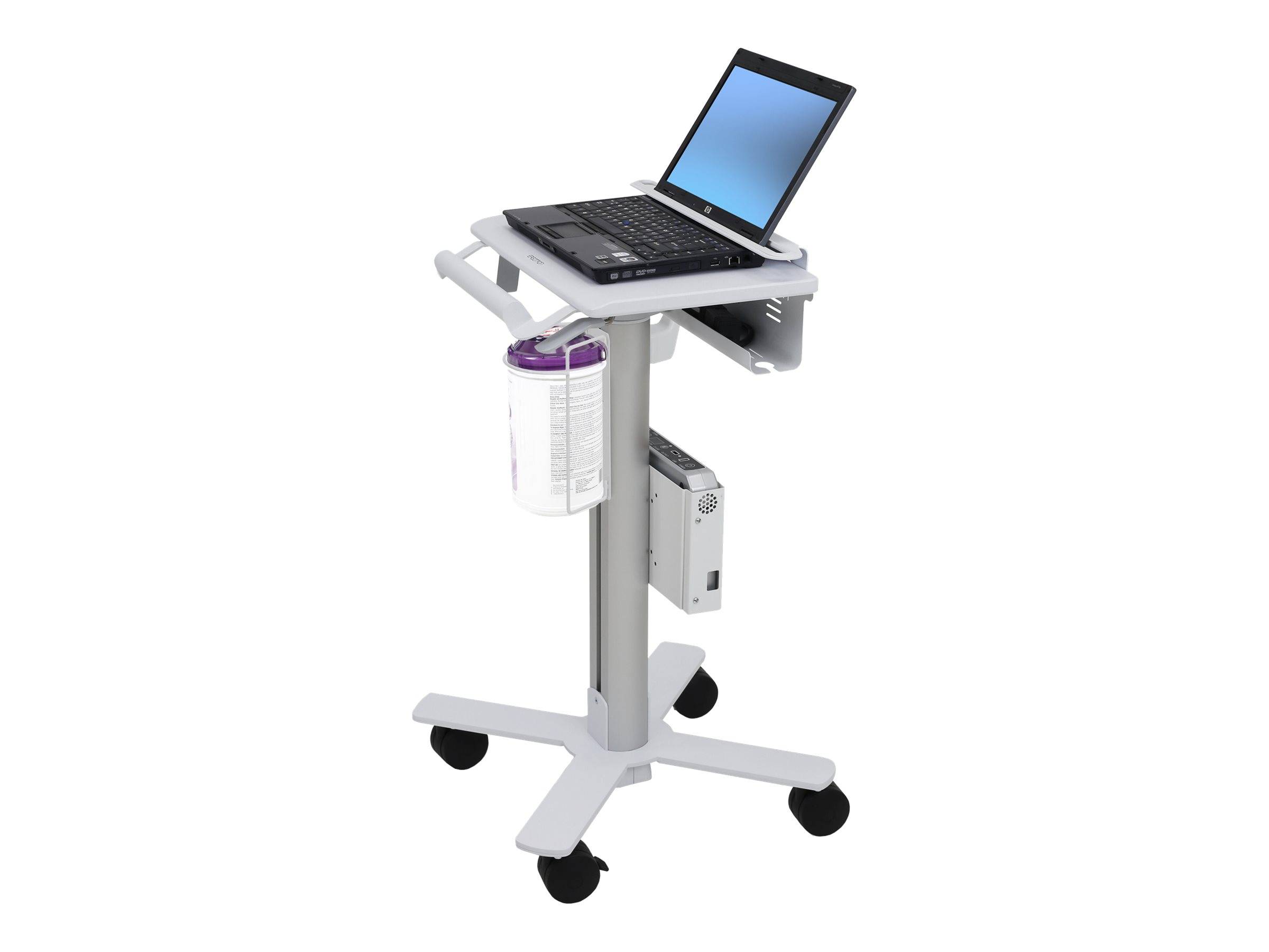 Medizinischer Laptopwagen auf Rädern mit verstellbarem Tablett, montiertem Laptop und hängendem Behälter, vor weißem Hintergrund dargestellt.