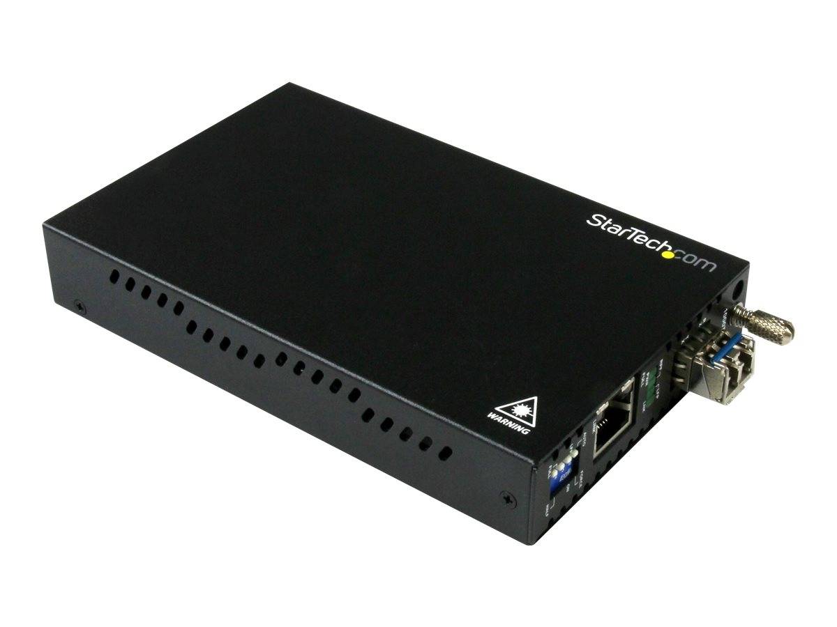 StarTech.com Metallgehäuse für einen Computer oder ein Netzwerkgerät, schräg auf weißem Hintergrund dargestellt mit sichtbaren Anschlüssen an einem Ende.