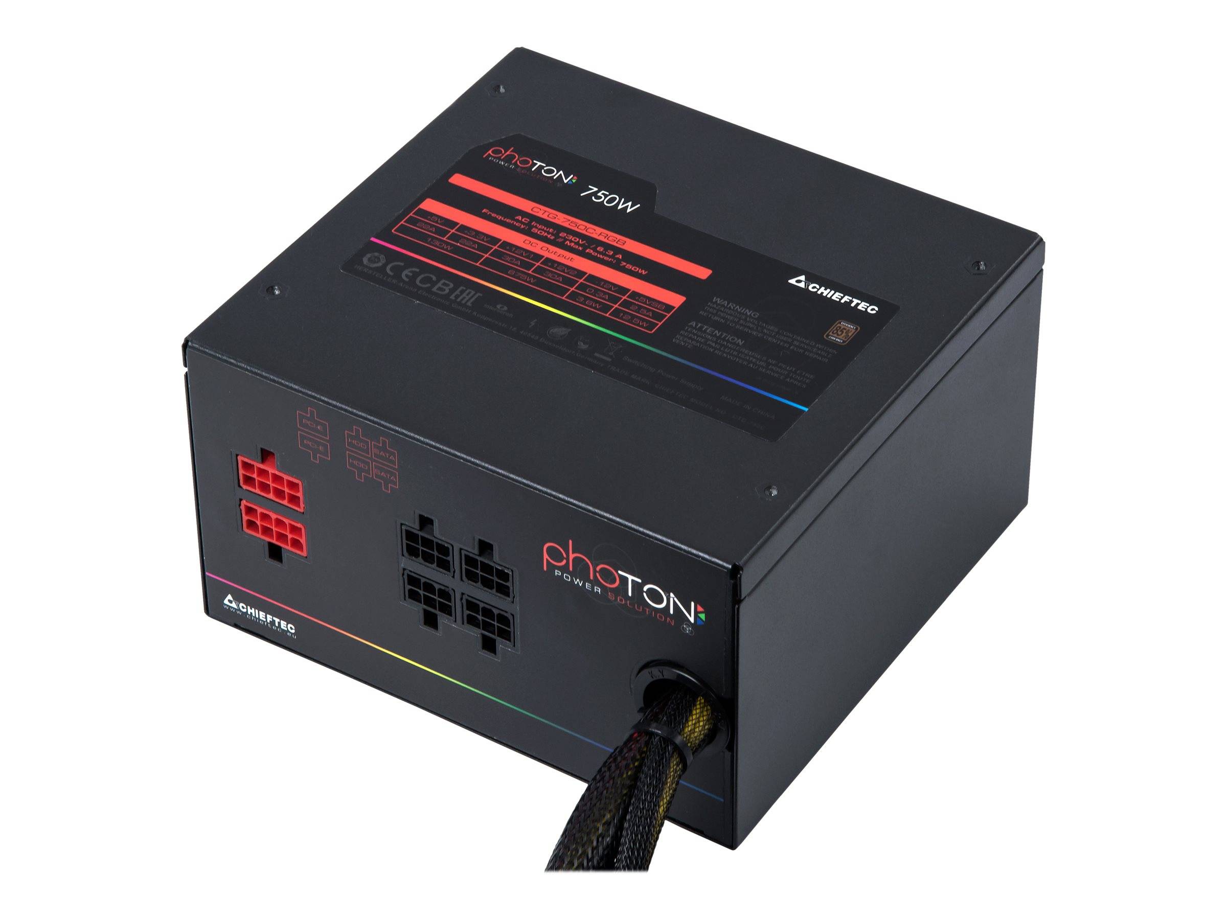 Schwarzes GIGABYTE Photon 750W modulares Computer-Netzteil mit sichtbaren Kabelverbindern und angebrachtem geflochtenen Kabel.