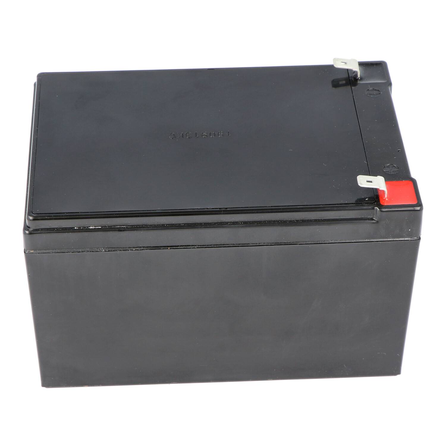 Schwarze versiegelte Blei-Säure-Batterie mit Oberanschlüssen und roter positiver Kappe, auf weißem Hintergrund dargestellt.
