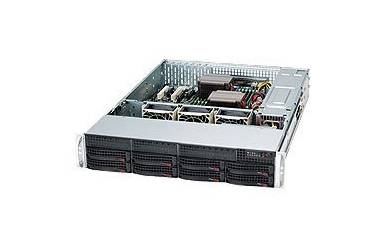 Offene Rackmonitor-Servergehäuse mit freiliegenden internen Komponenten und vorderen Laufwerkschächten auf weißem Hintergrund.