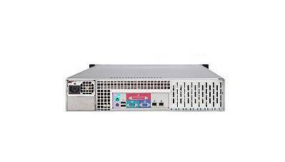 Vorderansicht eines silbernen, in ein Rack montierbaren Servers mit Kühlungsöffnungen, Anschlüssen und Beschriftungen auf der Rückseite.