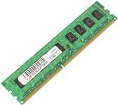 Einzelnes Computerspeicher-RAM-Modul auf einer grünen Leiterplatte mit schwarzen Chips, diagonal auf weißem Hintergrund dargestellt