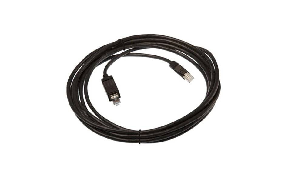Aufgerolltes schwarzes Ethernet-Kabel mit RJ45-Steckern an beiden Enden auf weißem Hintergrund.