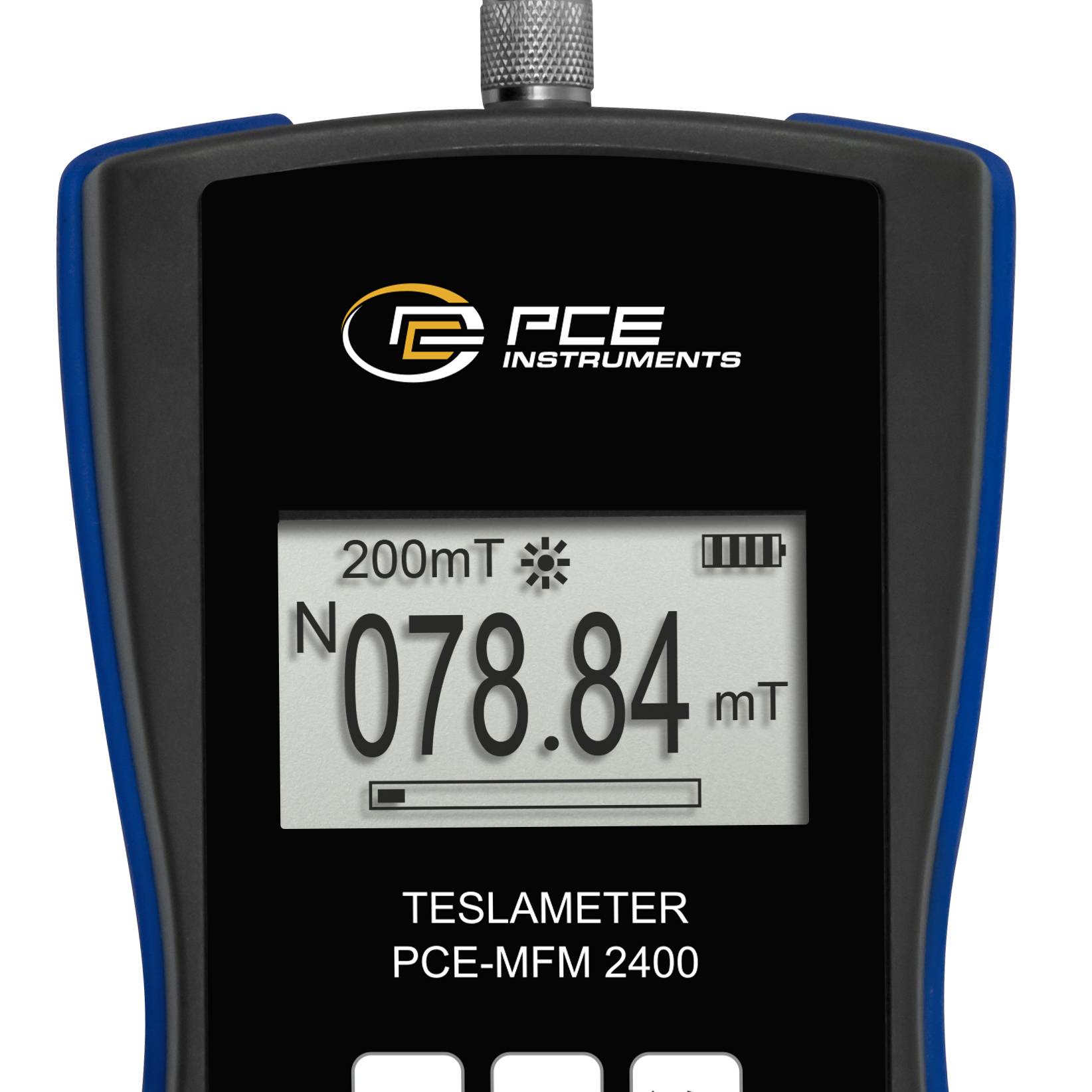 Ein tragbares Gerät mit der Anzeige '078.84 mT' auf seinem Bildschirm, gekennzeichnet als 'TESLAMETER PCE-MFM 2400' von PCE Instruments, misst Magnetfelder.