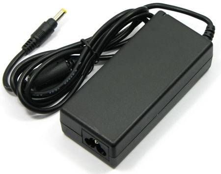 Schwarzer rechteckiger Wechselstromadapter mit angebrachtem Kabel und Zylinderstecker auf weißem Hintergrund.