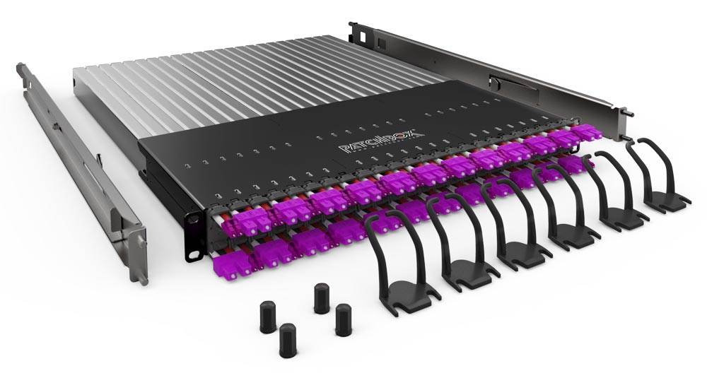 PATCHBOX PLUS+ SYSTEM OM4 - Glasfaser-Kabelmanagementsystem mit selbst einziehenden Patchkabeln - 1.7 m - RAL 9005 - 1U