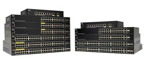 Drei übereinander gestapelte Ethernet-Netzwerk-Switches, die nebeneinander angeordnet sind, jeder mit Reihen von Anschlüssen und Statusleuchten.