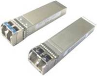 Zwei Metall-SFP-Netzwerk-Transceiver-Module mit Glasfaseranschlüssen, dargestellt auf weißem Hintergrund.