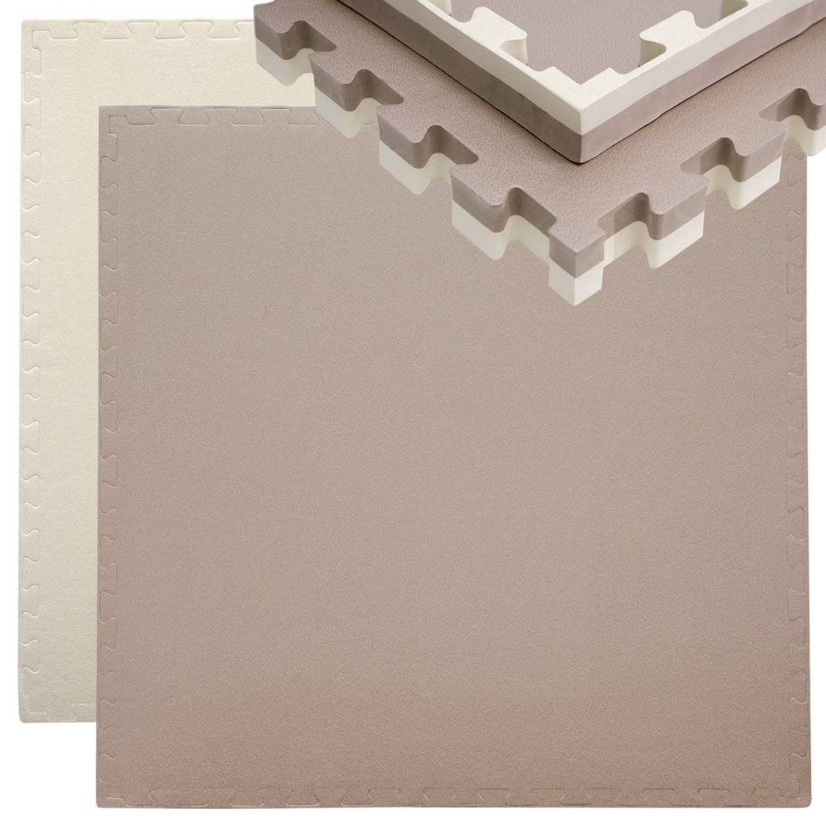 Stapel von ineinander greifenden Schaumstoff-Bodenmattens in Beige und Creme, in Nahaufnahme mit einer schlicht strukturierten Oberfläche dargestellt.