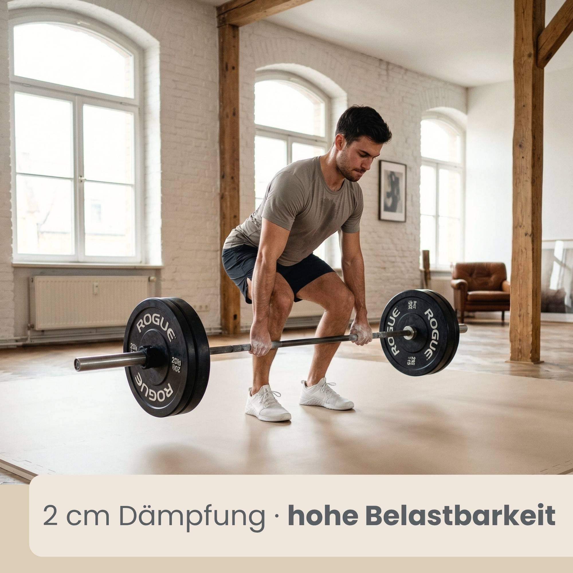 Mann hebt eine Langhantel in einem hellen Fitnessstudio; Text unten lautet „2 cm Dämpfung · hohe Belastbarkeit