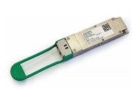 USB-Stick mit grüner Schleifenkappe, die an einem silbernen rechteckigen Gehäuse auf weißem Hintergrund befestigt ist.