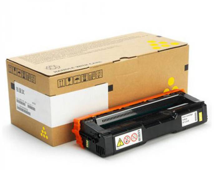 Schwarze Druckertonerkassette vor einer Karton-Versandbox, gezeigt als Produktverpackung auf weißem Hintergrund.