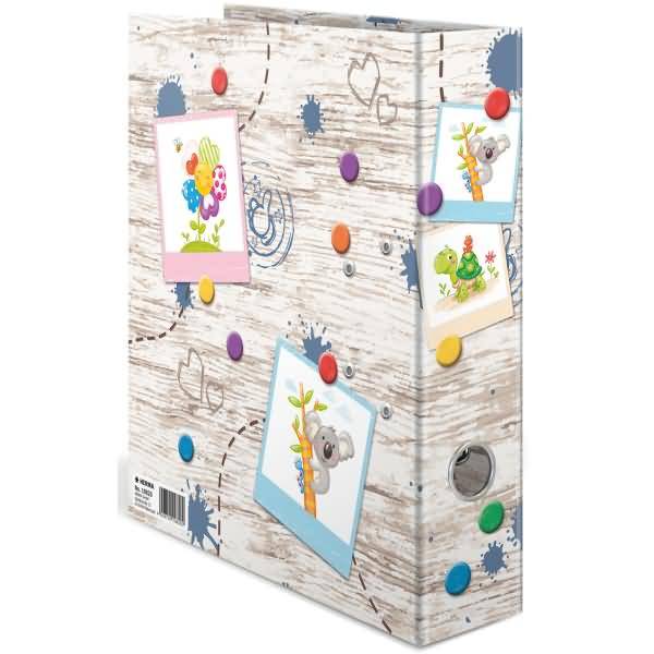 Dekorative Aufbewahrungsbox mit Holzmaserungsoptik, bunten Reißzwecken-Grafiken und drei hängenden Tier- und Ballon-Bildkarten an den Seiten