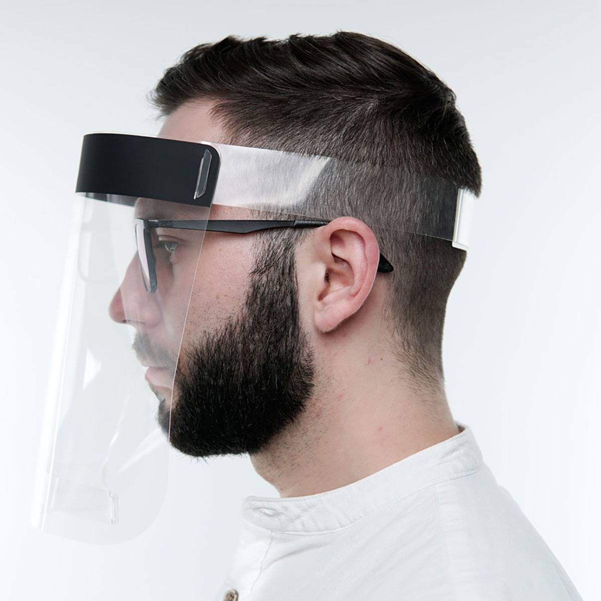 Gesichtsschutz mit Vorteil, hier wird neben dem Mund und der Nase auch die Augenpartie bzw. das ganze Gesicht geschützt