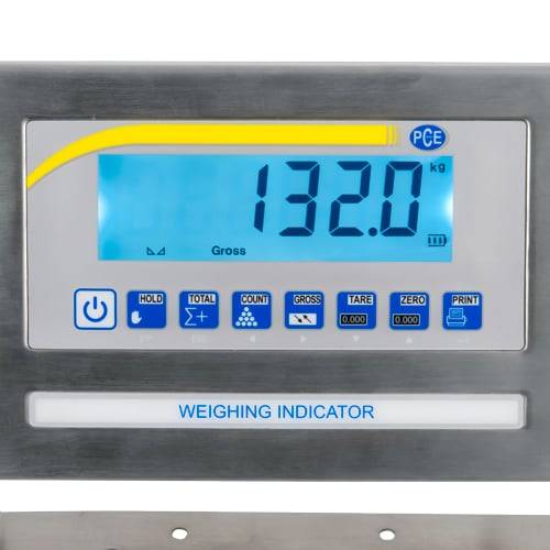 Digitale Wägeanzeige mit der Anzeige '132,0 kg' und verschiedenen Steuerungstasten darunter, einschließlich Einschalt-, Gesamt-, Tara- und Drucktasten.