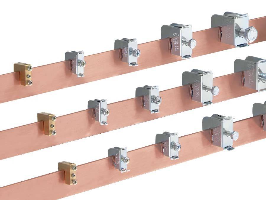 Kupferschienen mit metallischen Klemmen für die elektrische Verteilung.