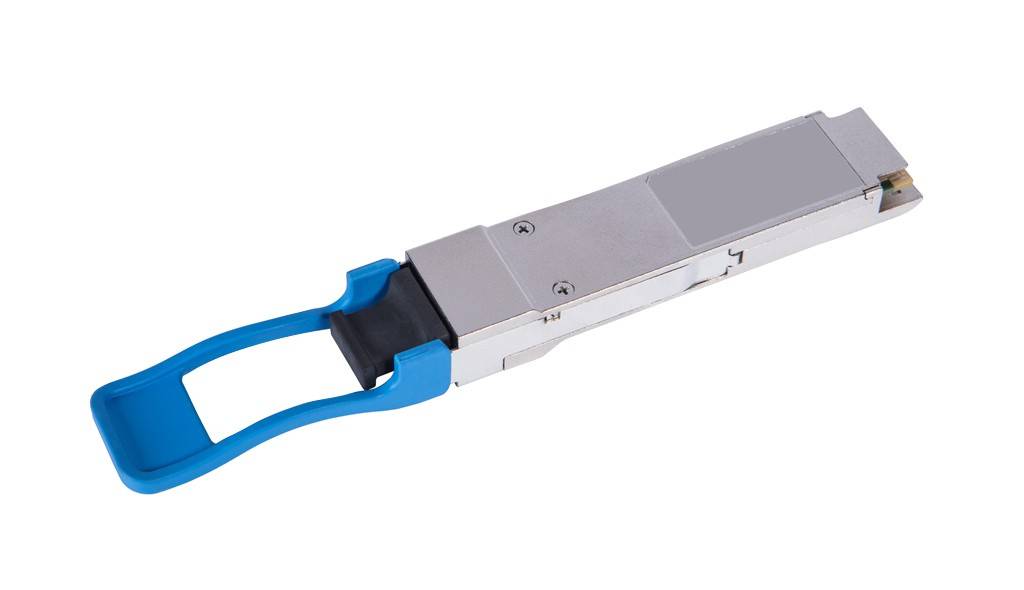 Blau-griff-metallenes Glasfaser-Transceiver-Modul auf weißem Hintergrund, in einer Schrägansicht gezeigt.