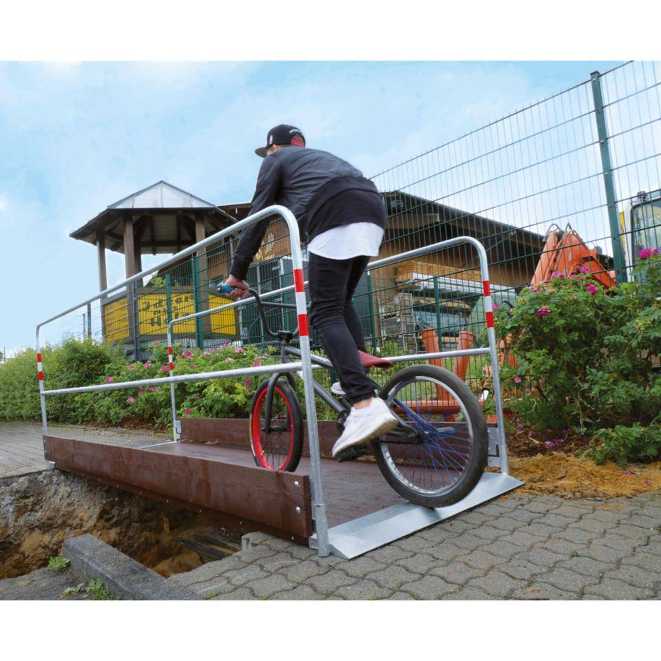 Grabenbrücke, mit Auffahrrampe, Holz mit Edelstahlgeländer, Breite 1m, Länge 1,7m