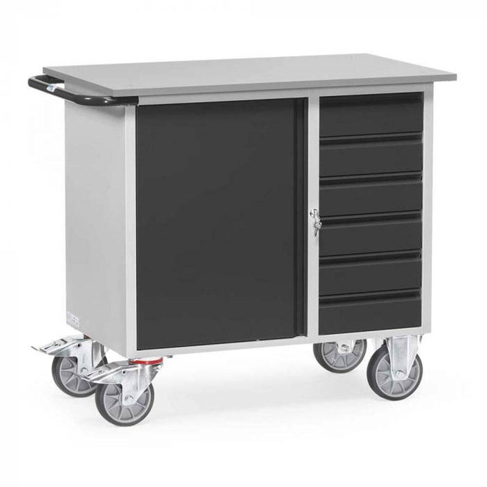 Mobile Werkstattschrank mit grauer Arbeitsplatte, schwarzer Seitentür, fünf Schubladen und vier Lenkrollen auf weißem Hintergrund.