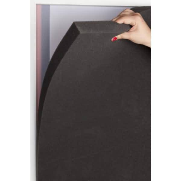 Eine Hand mit rotem Nagellack hält die obere Kante eines großen schwarzen Schaumstoff-Panels oder einer schwarzen Schaumstoffplatte.