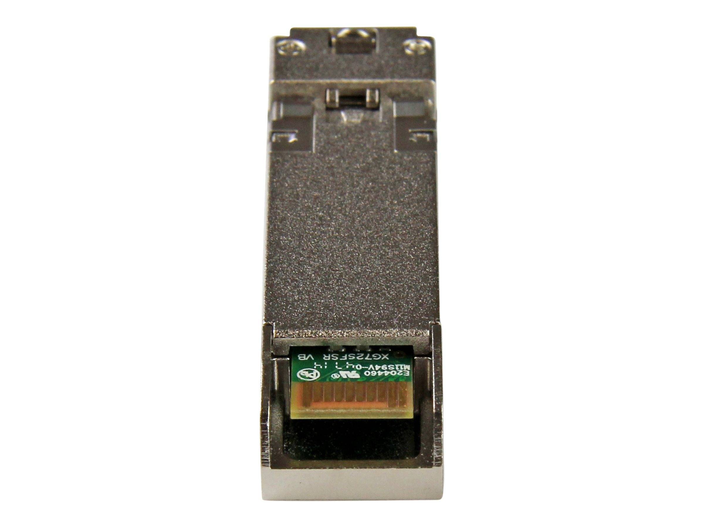 Nahaufnahme eines kleinen Metall-Optik-Netzwerk-Transceiver-Moduls mit einem vorderen Anschluss und Etikett, auf weißem Hintergrund dargestellt.