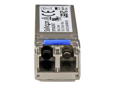 Nahaufnahme eines StarTech Optiktranzeivermoduls mit zwei Faseroptikanschlüssen und einer blauen Verriegelung.