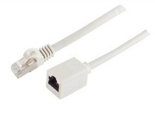 Weißes Ethernet-Kabel mit RJ45-Stecker auf einer Seite und modularem Buchsenstecker auf der anderen Seite, vor einem einfachen Hintergrund dargestellt.