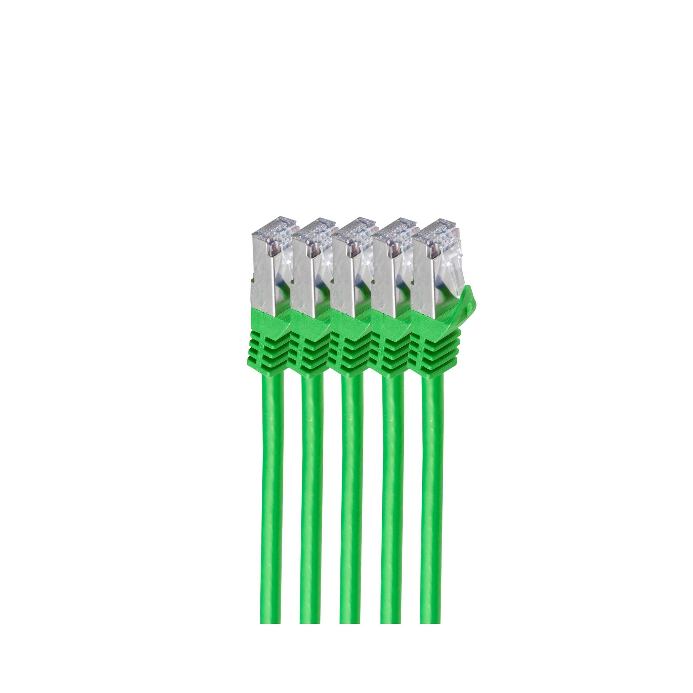 Fünf grüne Ethernet-Kabel mit durchsichtigen RJ45-Steckern zusammengebündelt auf weißem Hintergrund.