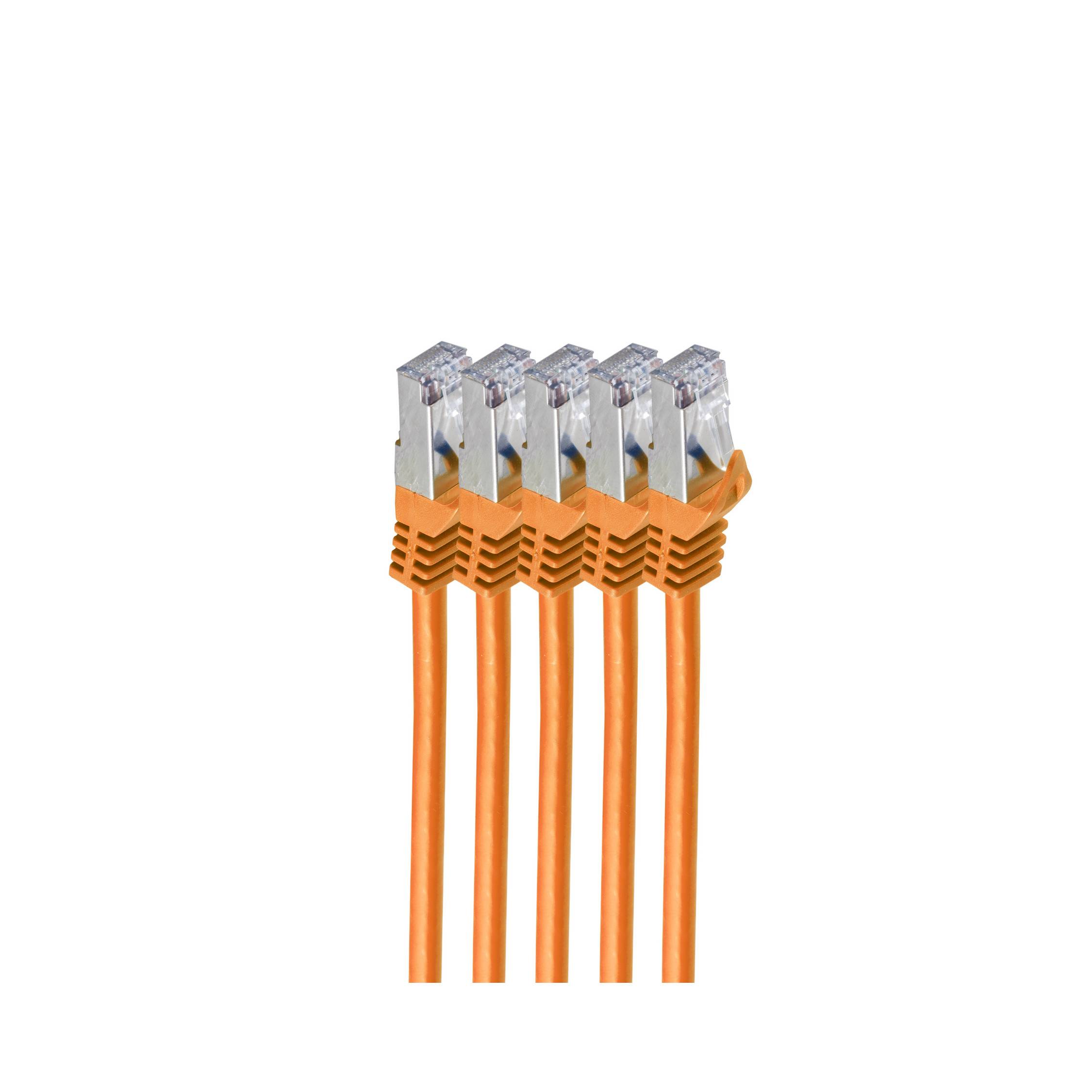 Fünf orangefarbene Ethernet-Kabel mit transparenten RJ45-Steckern, die auf weißem Hintergrund zusammengefasst sind.