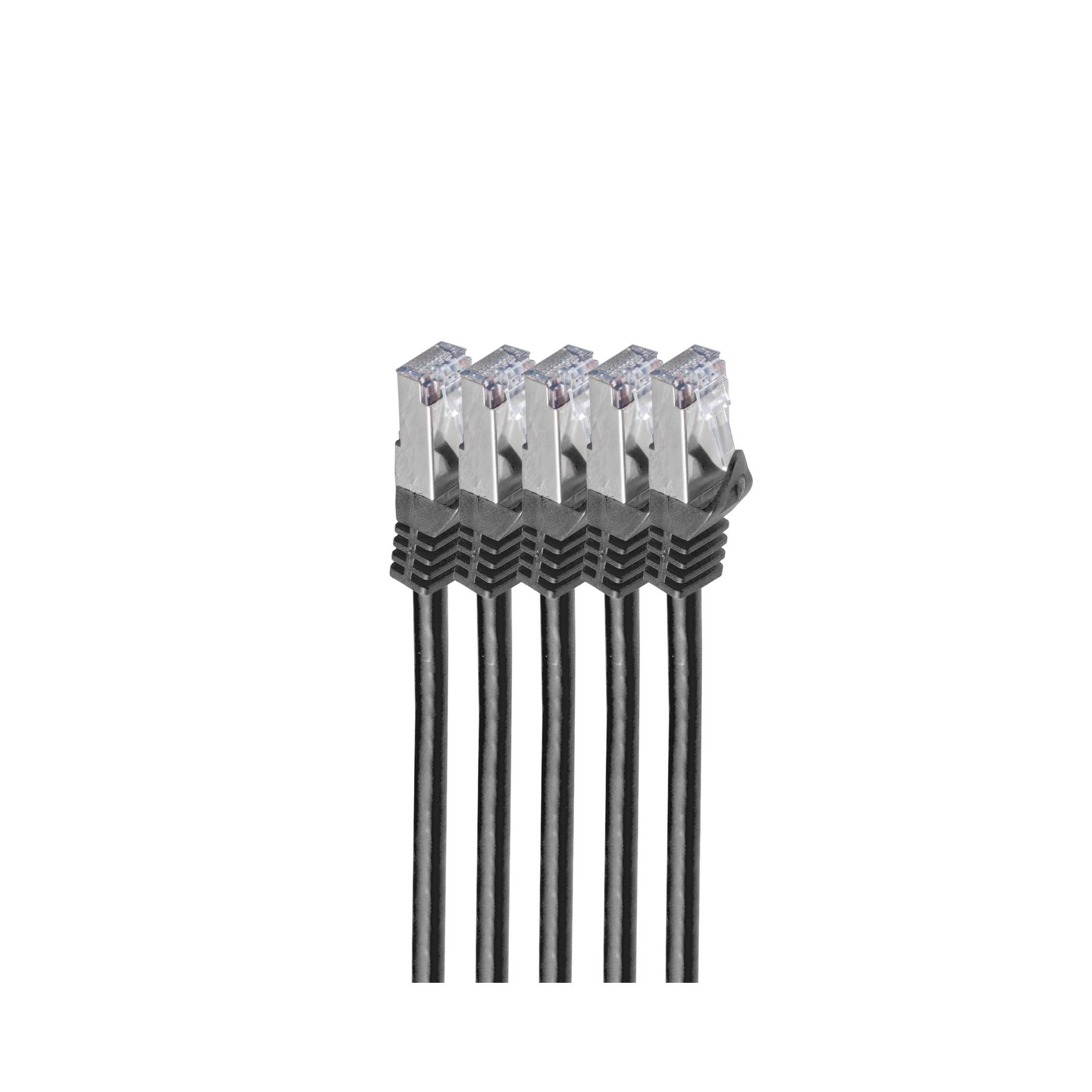 Fünf schwarze Ethernet-Kabel mit RJ45-Steckern, die auf weißem Hintergrund zusammengefasst sind.