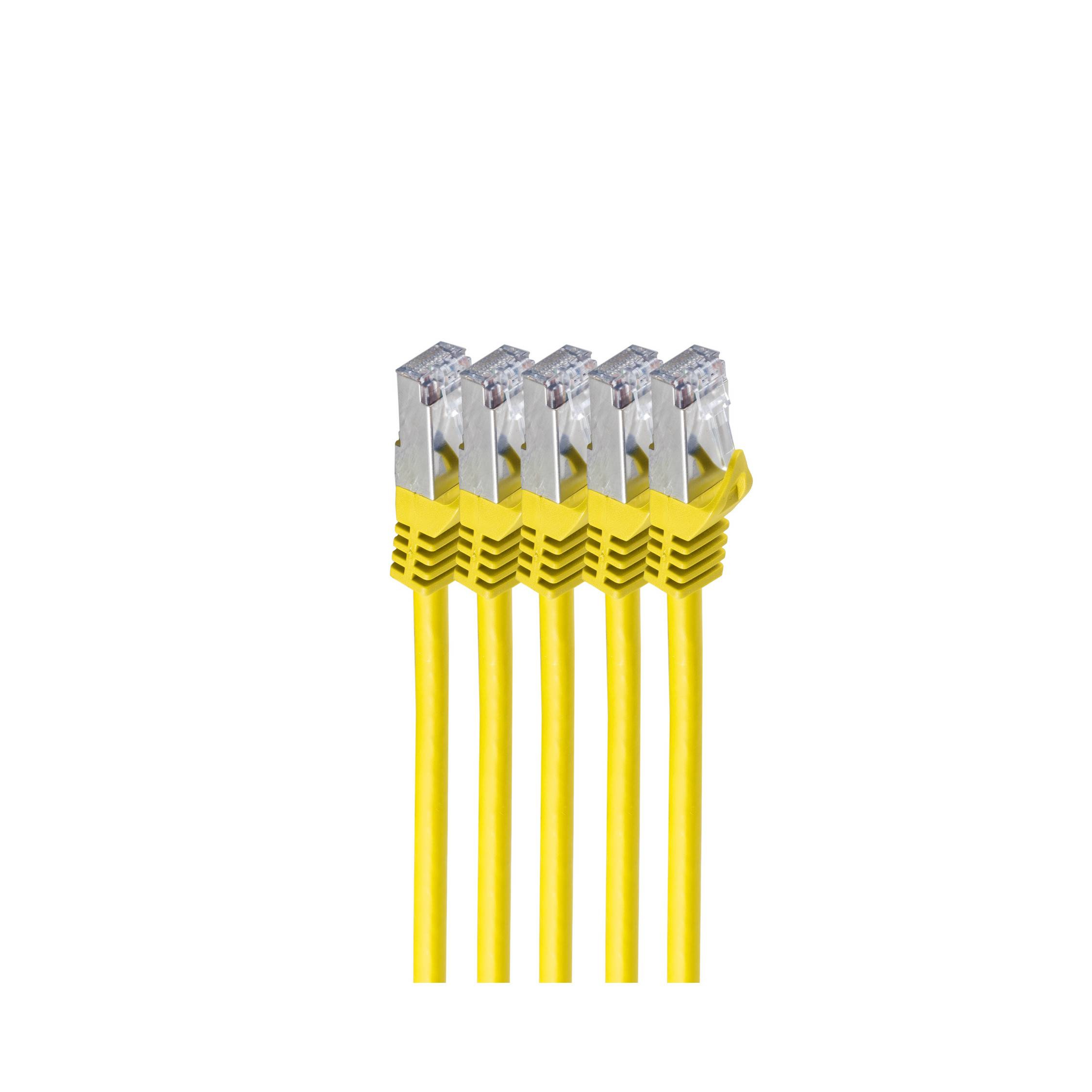 Fünf gelbe Ethernet-Netzwerkkabel mit transparenten RJ45-Steckern, die zusammen auf weißem Hintergrund gebündelt sind.